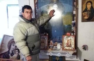 пред иконата на Преподобна Стойна